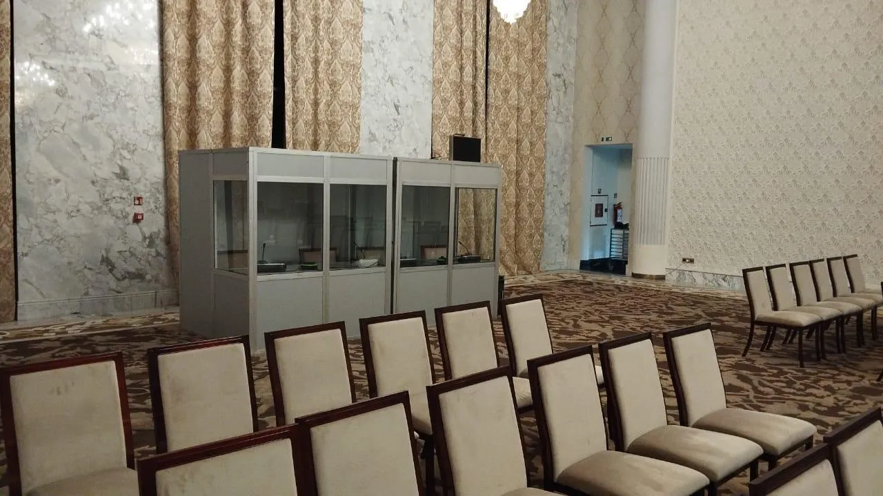 Deux cabines d'interprétation installées au fond d'une salle de réception