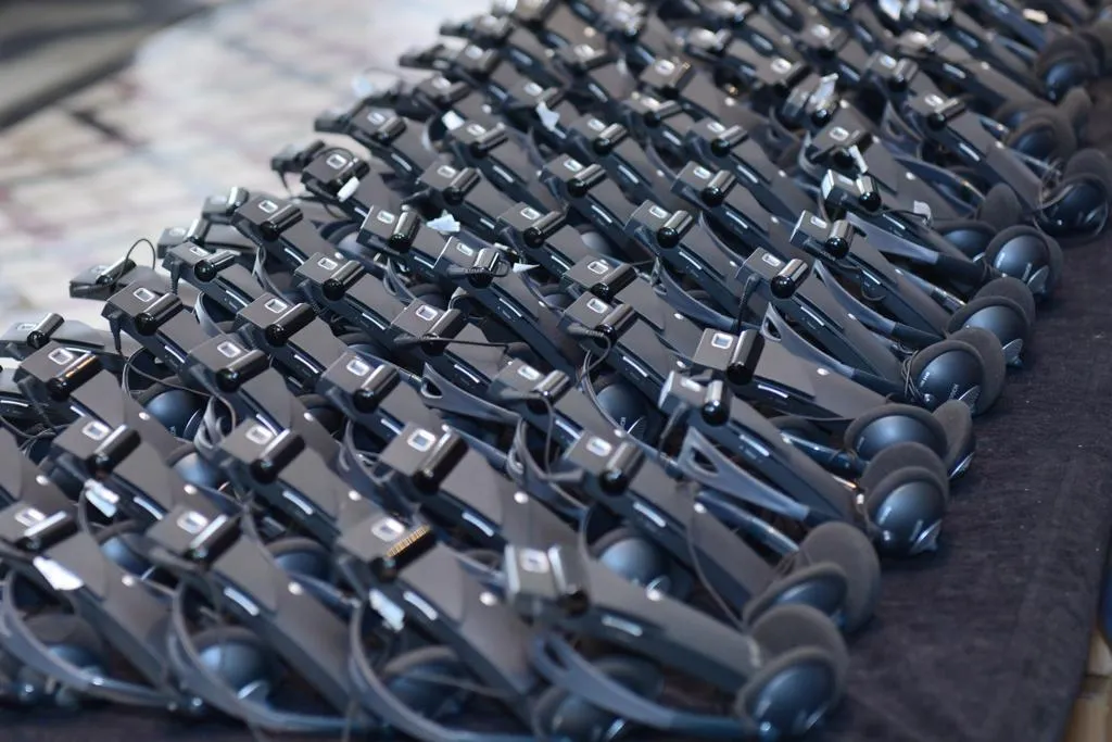 Récepteurs et casques d'interprétation simultanée prêts à être distribués aux participants