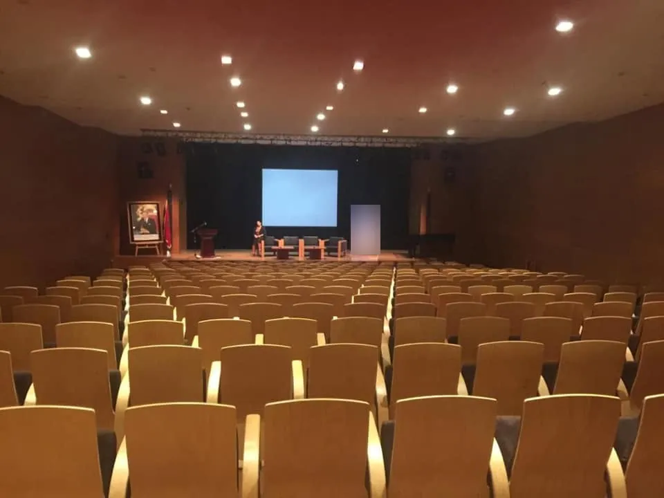 Auditorium préparé pour une conférence avec interprétation professionnelle
