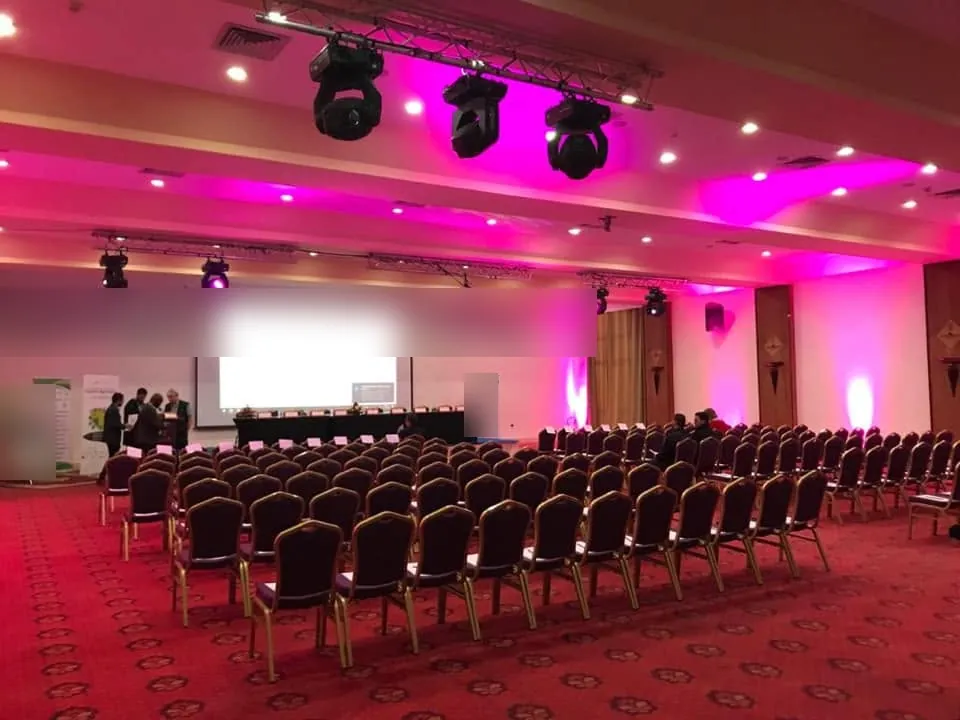 Grande salle de conférence équipée pour l'interprétation simultanée avant l'arrivée du public