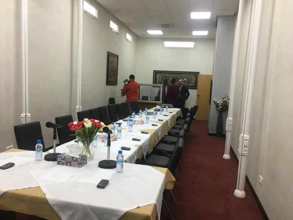 Table de réunion équipée de microphones pour une réunion professionnelle multilingue