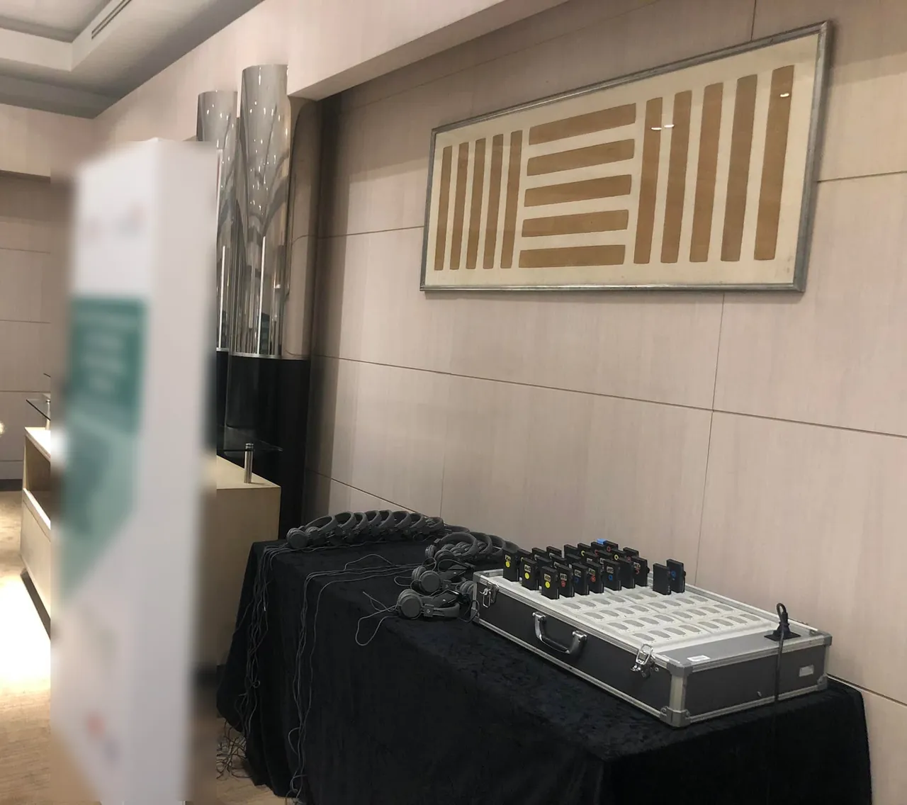 Valise de récepteurs et casques d'interprétation simultanée prête avant l'ouverture d'un atelier